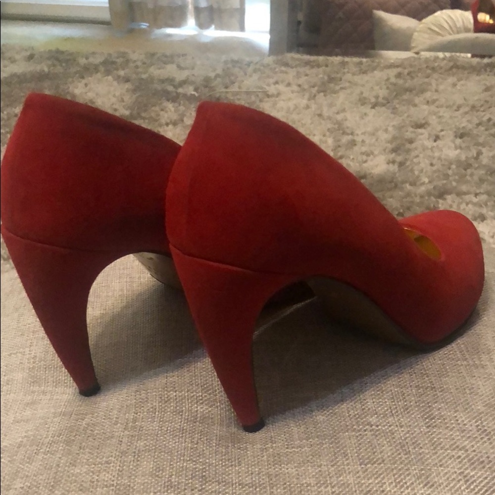 Red suede Pumps - Picture 2 of 4
